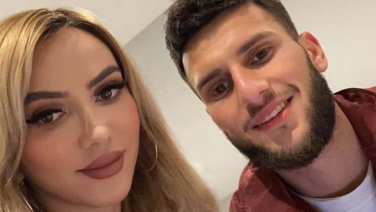 Αυτή είναι η σέξι μητέρα ποδοσφαιριστή που τους έχει μπερδέψει όλους