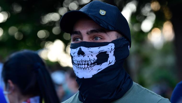 Εκατοντάδες Ισπανοί διαδήλωσαν ενάντια στη χρήση μάσκας