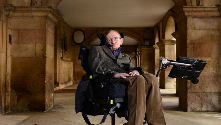 O Stephen Hawking λέει ότι δεν υπάρχει Θεός, υψώνει το μεσαίο δάχτυλο, πεθαίνει