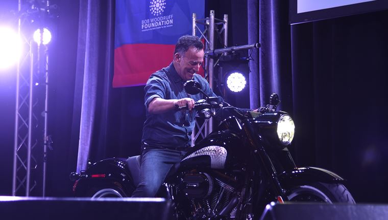 Πώς θα γνωρίσεις τον Bruce Springsteen και να πάτε βόλτα με τη μηχανή του