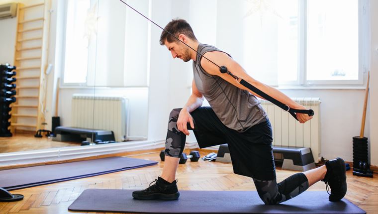 Το squat-split με λάστιχα θωρακίζει τις αρθρώσεις σου