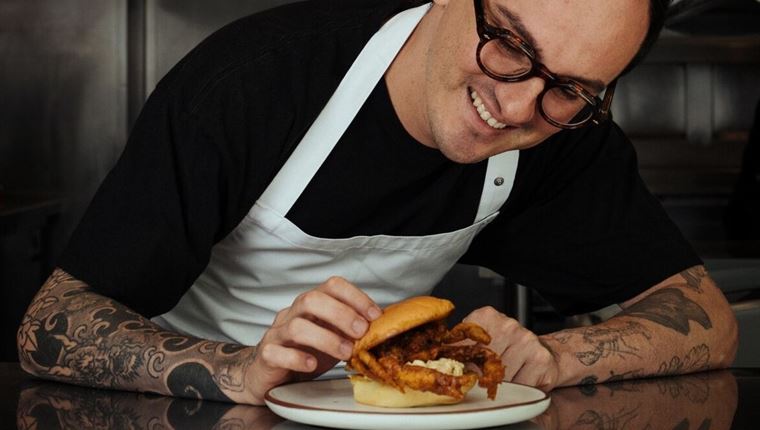 Όλοι τρώνε με μανία αυτό το burger με καβούρι