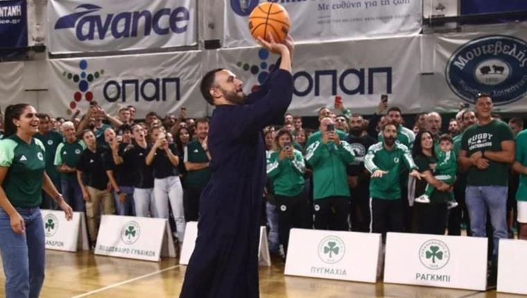 Παπάς-φίλαθλος του Παναθηναϊκού έγινε viral -Έδωσε το σύνθημα για το &quot;χόρτο μαγικό&quot;