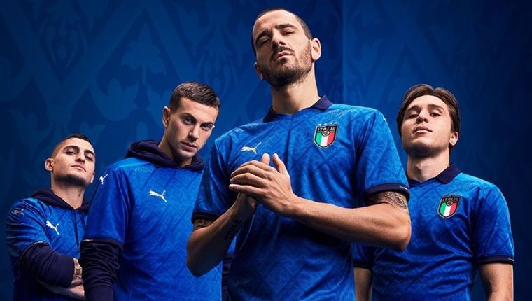 Κλασική κομψότητα στη νέα φανέλα της εθνικής Ιταλίας