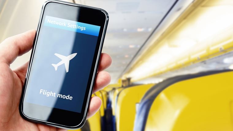 Γιατί πρέπει να βάζουμε το κινητό σε &#39;λειτουργία πτήσης&#39; και εκτός αεροπλάνου
