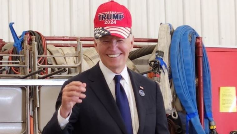 O λόγος που ο Biden εμφανίστηκε με καπέλο της καμπάνιας του Trump