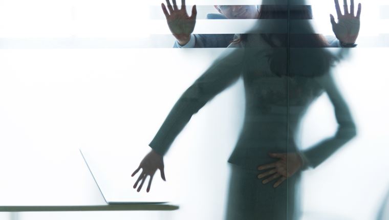 Πού μπορεί να απευθυνθεί μια γυναίκα-θύμα παρενόχλησης στον εργασιακό χώρο