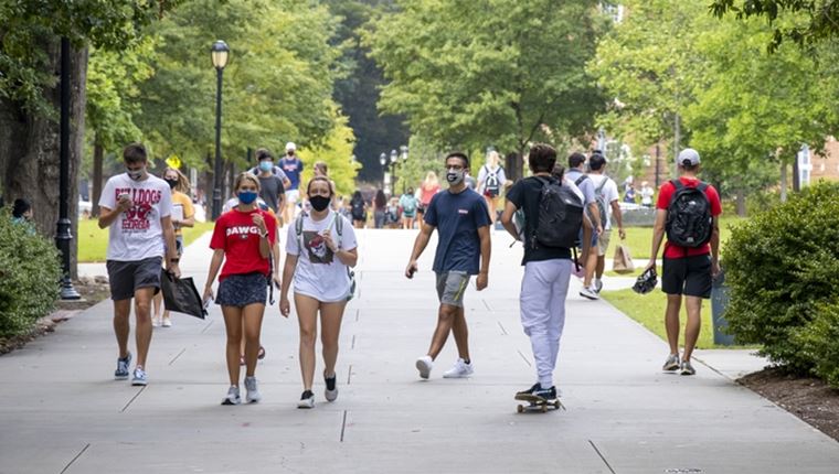 Κορονοϊός: Πάνω από 100 οι διασωληνωμένοι, 9.360 νέα κρούσματα