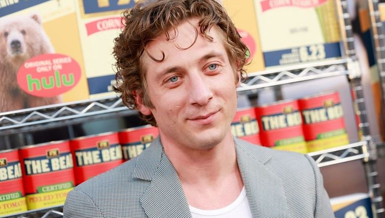 Κάθε άντρας εκεί έξω μπορεί να μπει τα ρούχα του Jeremy Allen White