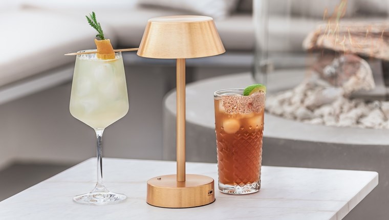 Η αθηναϊκή μπαρ σκηνή δένει στο νησί