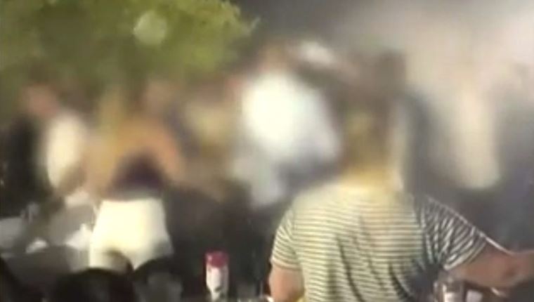 Άγριος καβγάς σε πανηγύρι στο Αγρίνιο - Παρενέβη η Γωγώ Τσαμπά (βίντεο)