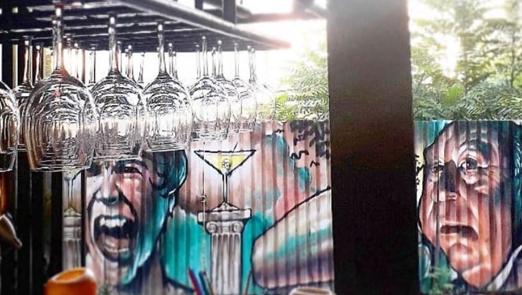 Για ποτό στο στέκι του Alfred