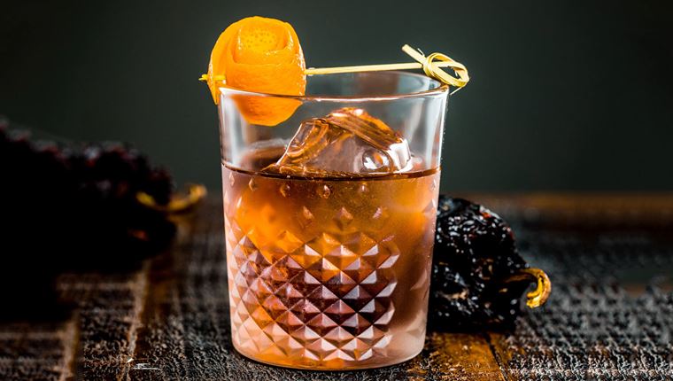 Πώς θα φτιάξεις 4 παραλλαγές του Old Fashioned με ρούμι