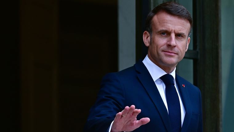 O Emmanuel Macron &quot;θα παλέψει σκληρά&quot; για να παραμείνει το Emily in Paris στο Παρίσι