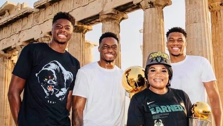 Ο Γιάννης Αντετοκούνμπο και το τρόπαιο του ΝΒΑ στην Ακρόπολη