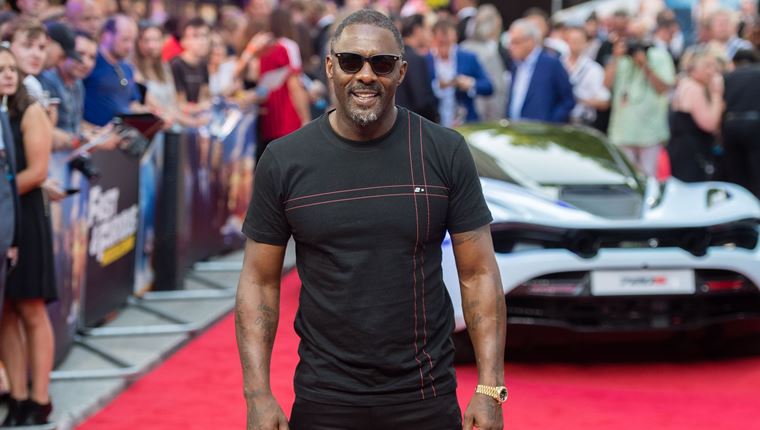 Το καλοκαιρινό total black look του Idris Elba