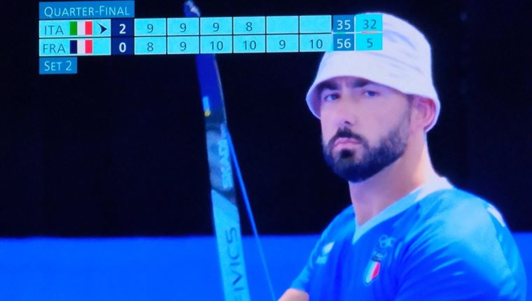 Σε άλλα νέα, ο Eminem έχει σωσία, είναι Ιταλός τοξοβόλος και αγωνίζεται στους Ολυμπιακούς Αγώνες