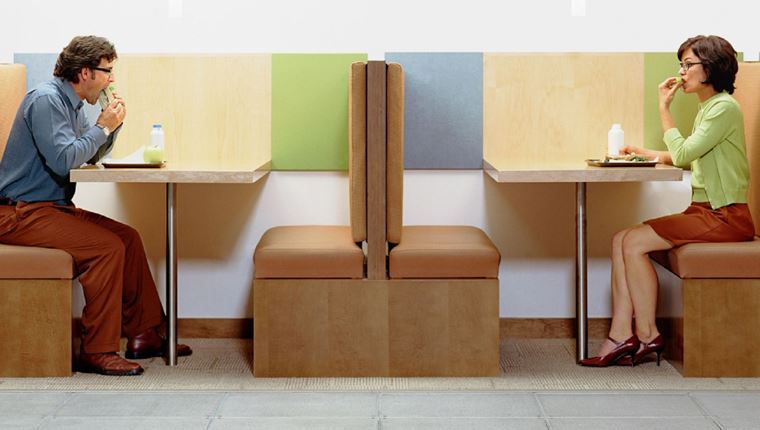 Το να τρως έξω μόνος κάνει κακό στην υγεία σου και στο περιβάλλον