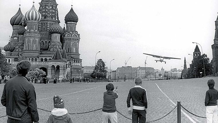 Τότε που ένας έφηβος πέταξε πάνω από το Σιδηρούν Παραπέτασμα και προσγειώθηκε στη Μόσχα