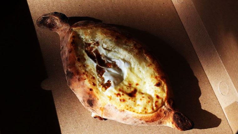 Khachapuri, το αριστουργηματικό πεϊνιρλί της Γεωργίας