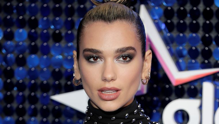 Η Dua Lipa παίζει μπάλα στο FIFA 21