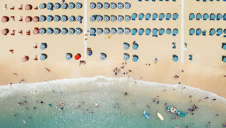 Πλέξιγκλας και τούνελ στις παραλίες: Το σχέδιο των Ιταλών για το καλοκαίρι