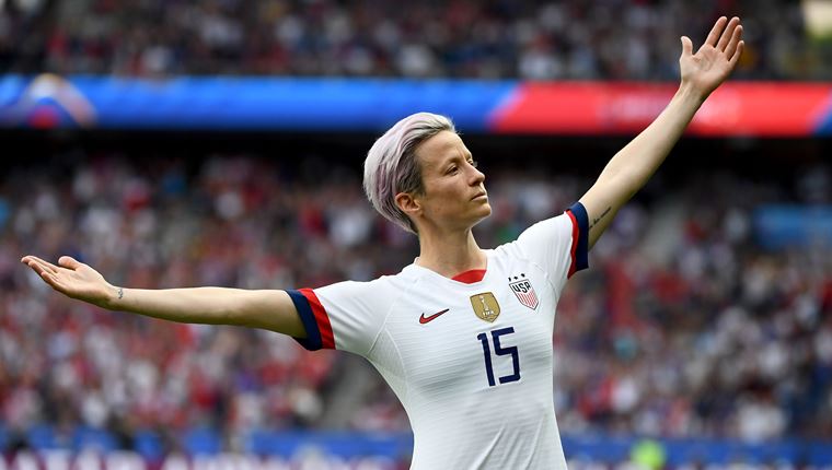 H Megan Rapinoe δεν κλωτσά απλά μία μπάλα