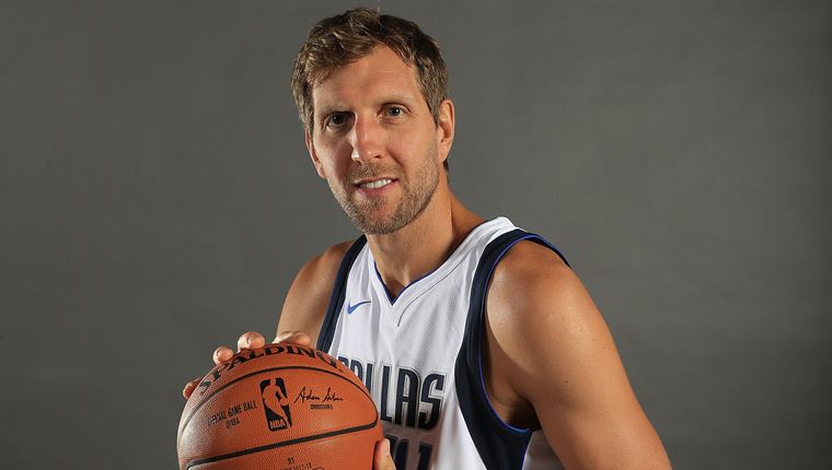 Οι Dallas Mavericks αποσύρουν τη φανέλα του τεράστιου Dirk Nowitzki