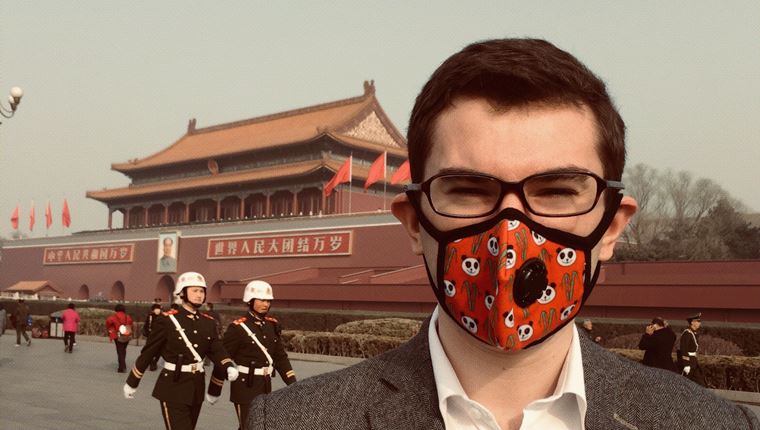 Ο άνθρωπος που φτιάχνει τις καλύτερες μάσκες του κόσμου