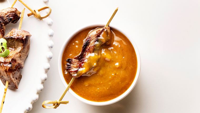 Εναλλακτικό Πάσχα με σουβλάκι αρνί