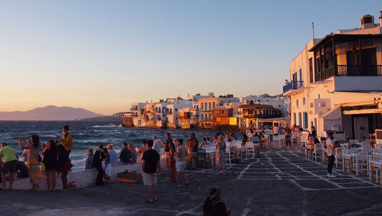 Μύκονος και Ιός πολύ κοντά σε lockdown