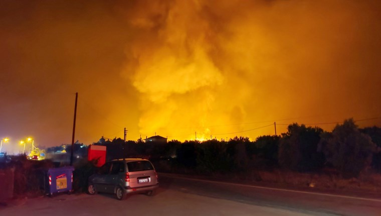 Συνεχίζεται η μάχη με τις φλόγες στην Βαρυμπόμπη