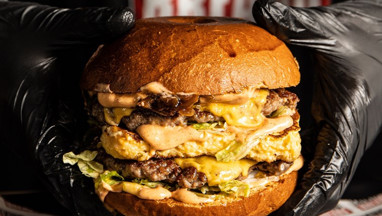 Πληθωρικά burgers, λαχταριστά σάντουιτς και φίνο street food: Νέο Talking Breads στο Σύνταγμα