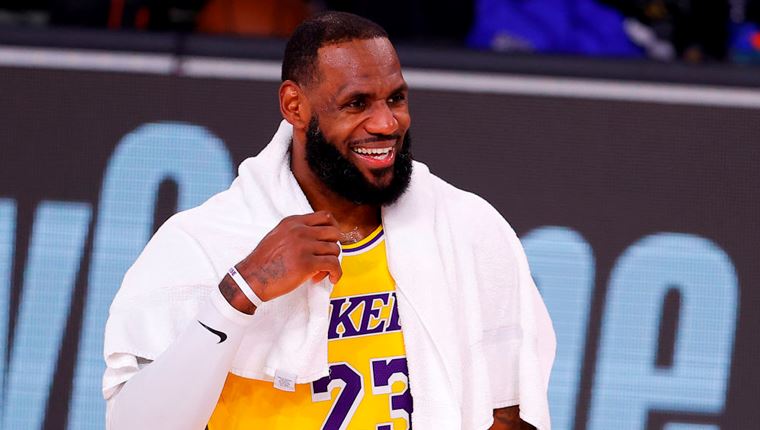 Το Esquire στο hoodie του LeBron James