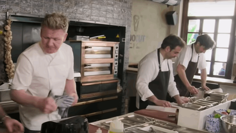 Σε άλλα νέα, ο Gordon Ramsay έφτιαξε σουβλάκια στο Hoocut