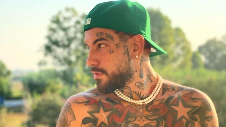 Ο Snik κυκλοφορεί έξαλλος στη Σκιάθο