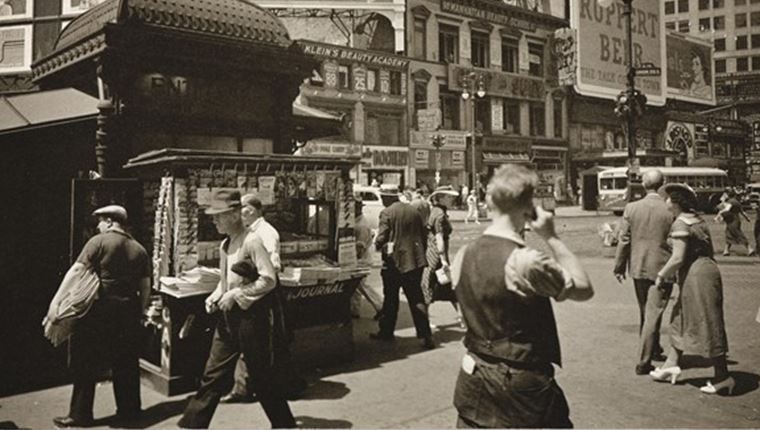 Άνδρας φαίνεται να μιλάει σε κινητό τηλέφωνο, σε φωτογραφία του 1936