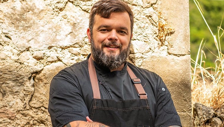 Κάτι νόστιμο μαγειρεύει ο Νίκος Θωμάς στην Κρήτη