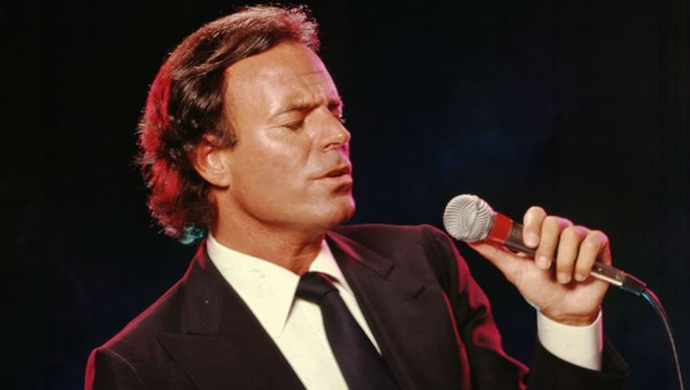 Η ζωή του Julio Iglesias γίνεται σειρά στο Netflix