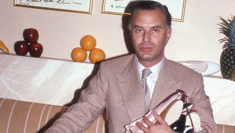 Γιατί οι γυναίκες πίνουν νερό στο όνομα του Manolo Blahnik