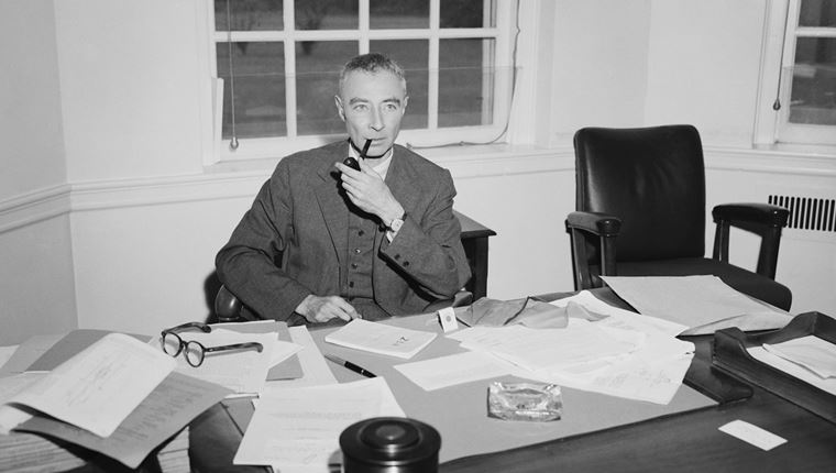 Δημιουργώντας το signature martini του Oppenheimer