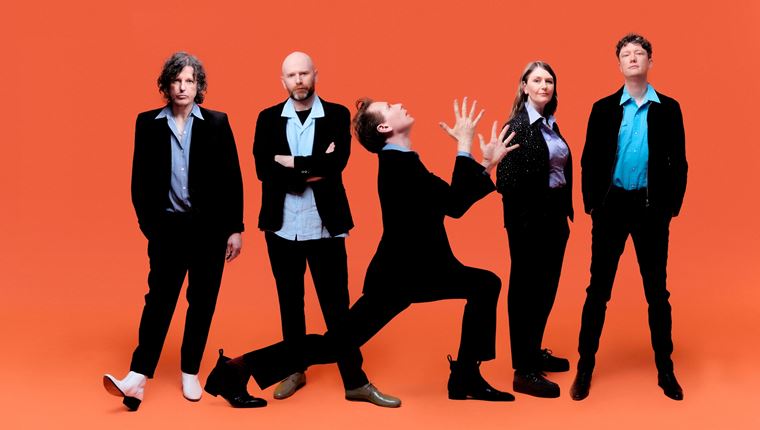 Ο Alex Kapranos των Franz Ferdinand έπαιξε μπουζούκι στο Glastonbury-το επικό ντουέτο με διάσημο ηθοποιό