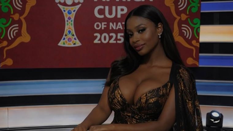 Ναόμι Σμιθ: Η εντυπωσιακή δημοσιογράφος που έκανε viral το κύπελλο Αφρικής