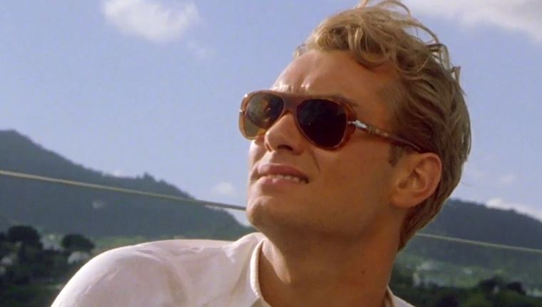 Η Persol αναβιώνει τα γυαλιά ηλίου του Jude Law από τα 90s