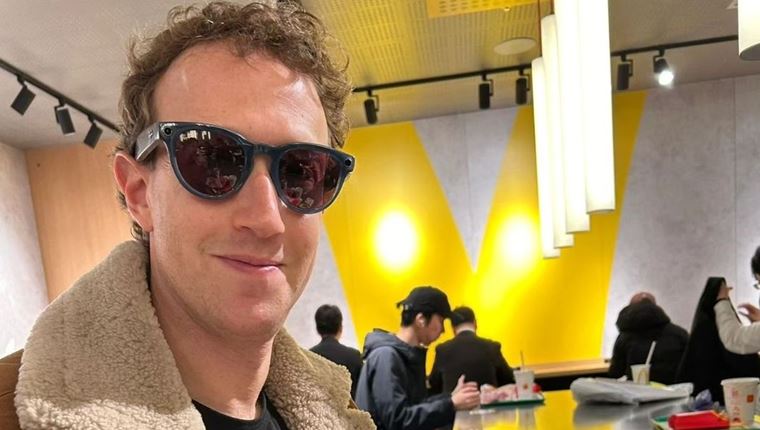 Σε άλλα νέα, ο Mark Zuckerberg κάνει τον Ευτύχη Μπλέτσα στην Ιαπωνία