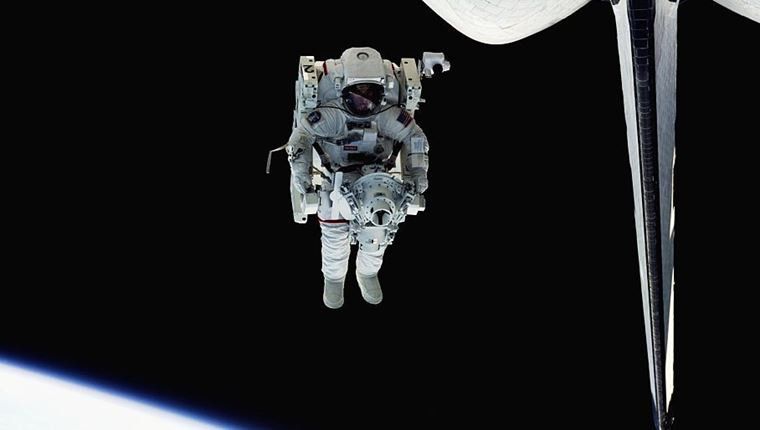 Η απίστευτη αδημοσίευτη φωτογραφία από τον πρώτο διαστημικό περίπατο