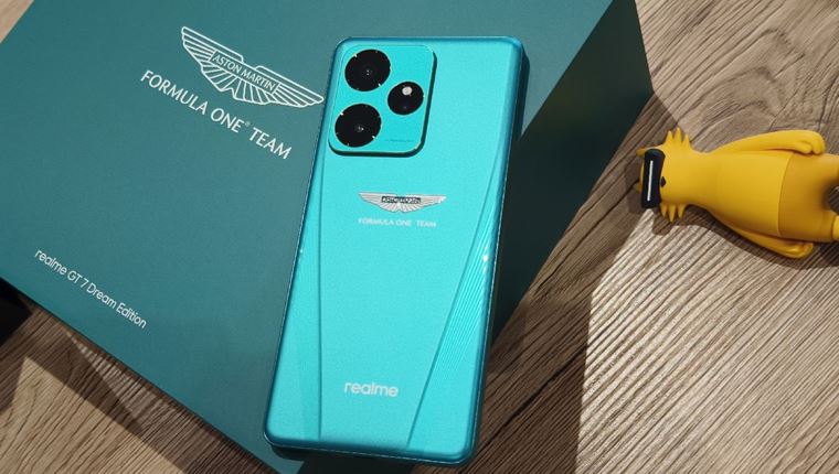 Συνεργασία Aston Martin και realme για το απίστευτο κινητό GT 7 (video)