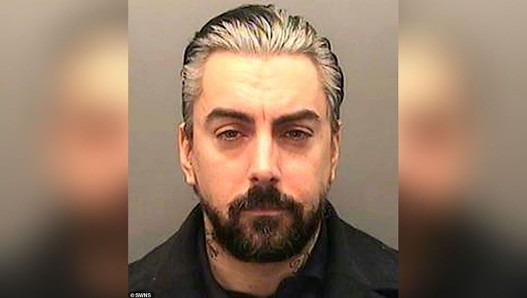 Παιδόφιλος τραγουδιστής γνωστού συγκροτήματος δολοφονήθηκε στη φυλακή