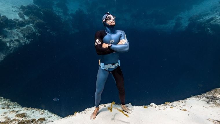 Χωρίς ανάσα για 29 λεπτά και 3 δευτερόλεπτα κάτω απ&#39; το νερό - Ένας δύτης έσπασε όλα τα ρεκόρ