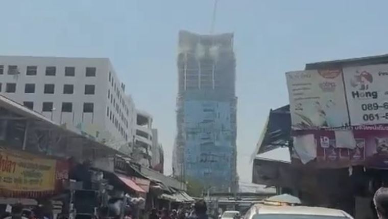 Τρομακτική στιγμή όταν καταρρέει ουρανοξύστης από τον σεισμό των 7,7 Ρίχτερ στη Μιανμάρ (video)